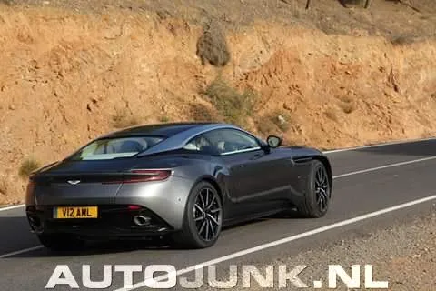 Aston Martin DB11 si mostra senza veli prima del debutto a Ginevra