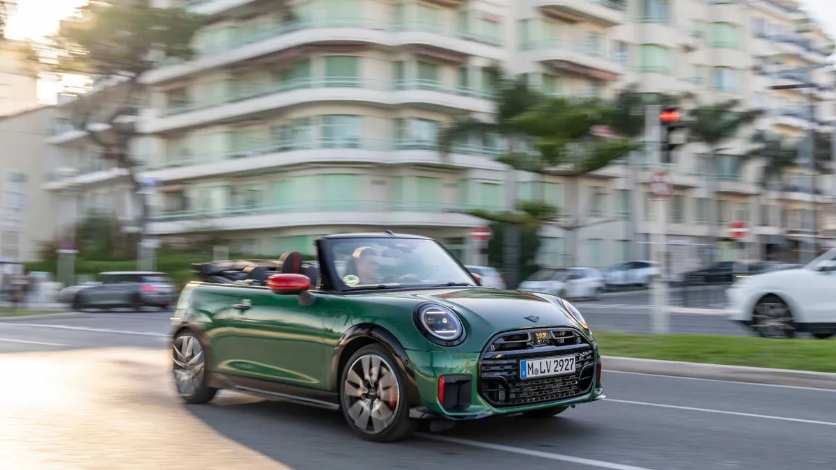 MINI John Cooper Works Cabrio: prestazioni da sportiva ma spirito da viaggiatrice
