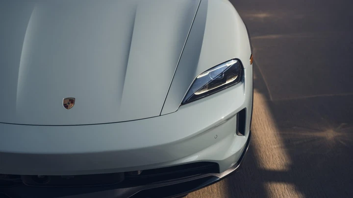 Un graffio sulla Porsche Taycan, poi la fattura choc: quasi 38.000 dollari di riparazione