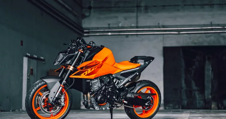 KTM 990 Duke 2024, svelata la nuova naked da 123 CV