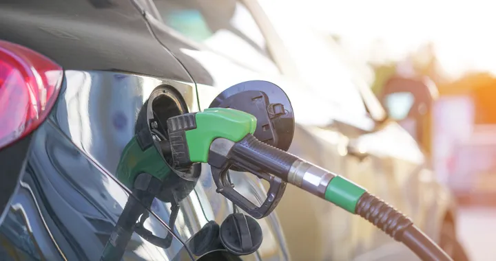 Prezzi carburanti ancora più giù: benzina self sotto 1,7 euro al litro