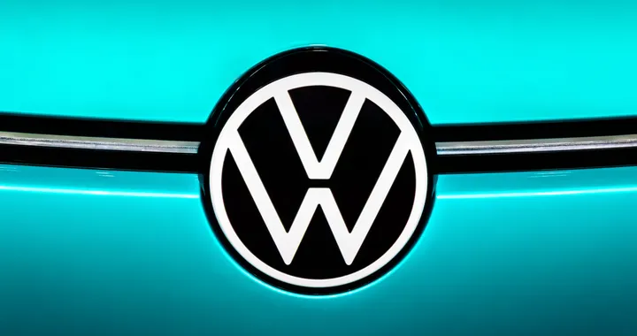 Batterie, il Gruppo Volkswagen congela una fabbrica dell'Est Europa. Pesa l'IRA di Biden