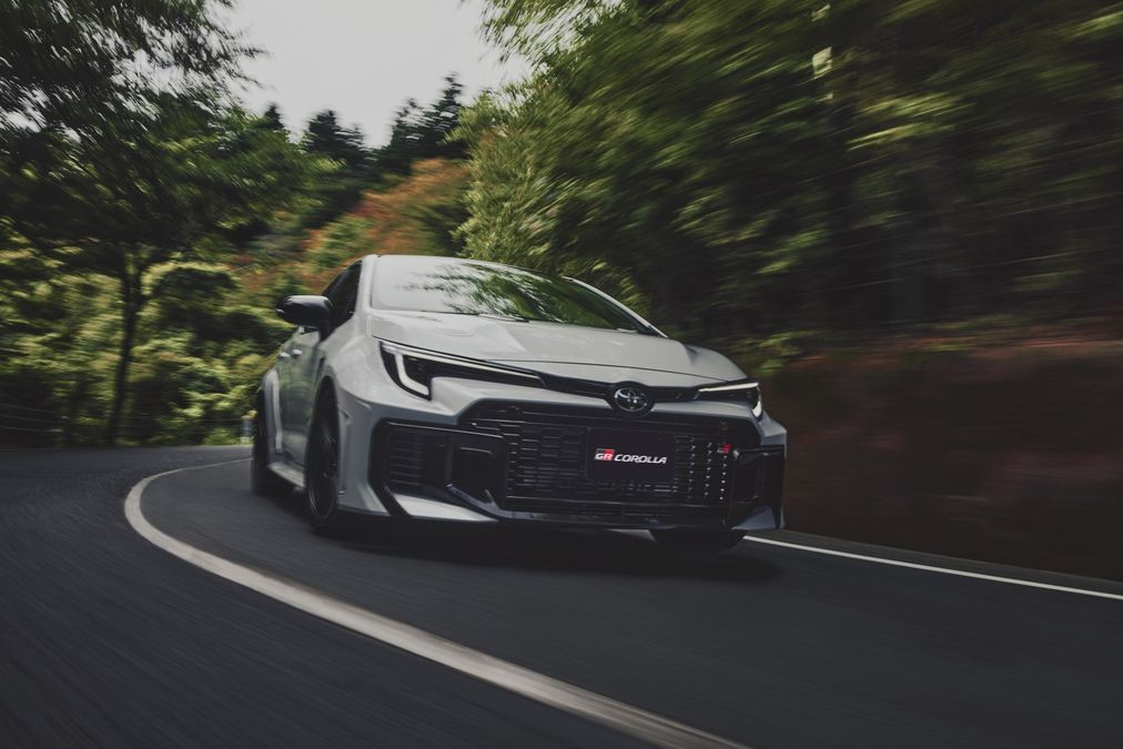Toyota GR Corolla è ancora più divertente da guidare: la sportiva si aggiorna e debutta in Giappone