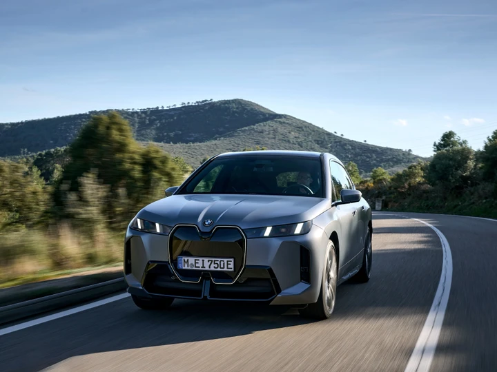 BMW chiude il 2025 in crescita (+0,5%) grazie all’elettrico e alla spinta di Europa e Stati Uniti