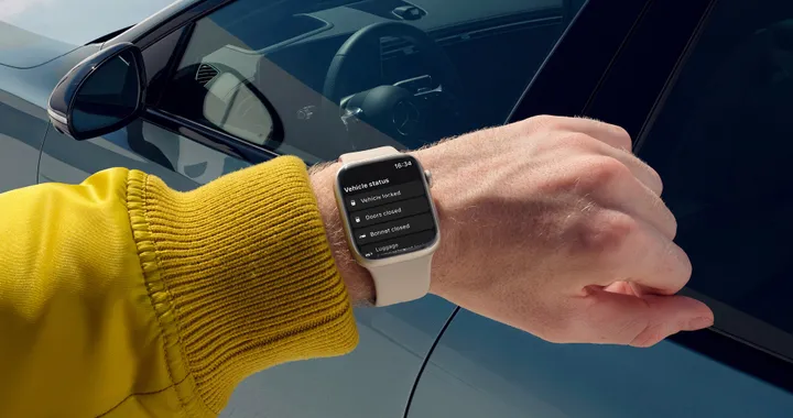 Con l'app Mercedes-Benz su Apple Watch si apre l'auto dallo smartwatch
