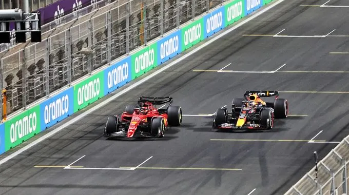 F1, GP Arabia: che battaglia tra Verstappen e Leclerc, ma la spunta l'olandese