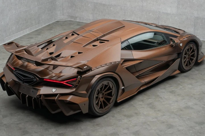 Una Revuelto elaborata da Mansory diventa unica con... l'effetto legno