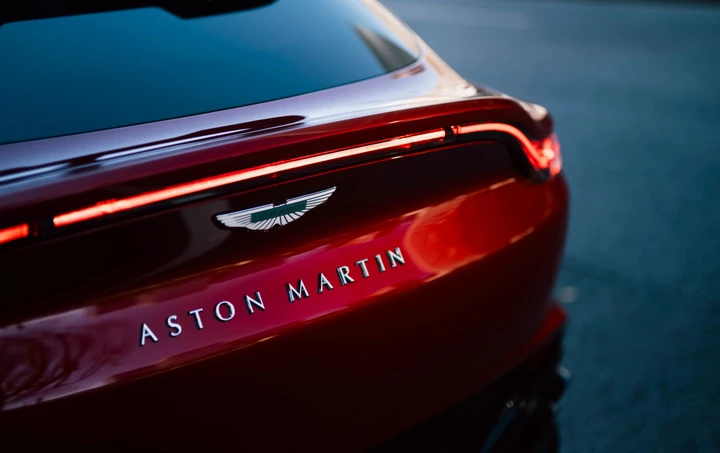 Aston Martin appesa a un filo: addio all'elettrico e tagli al personale