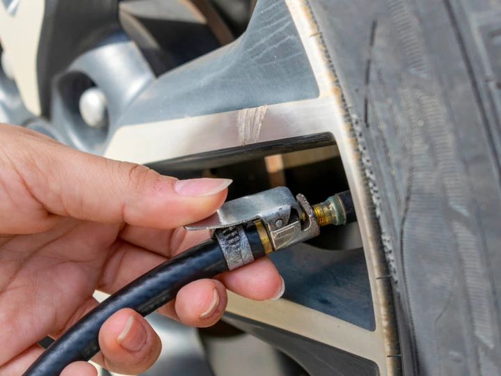 Controlla e gonfia le gomme in qualsiasi momento con questo strumento portatile a meno di 50€