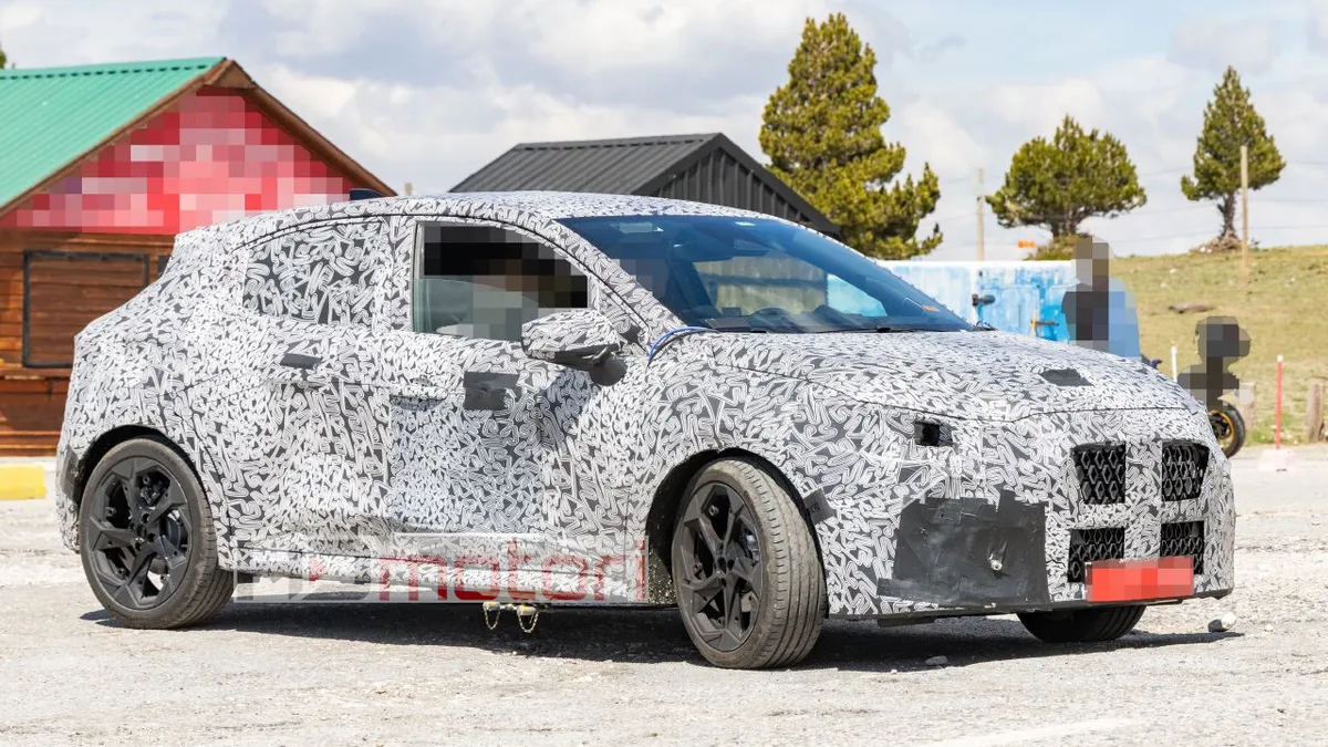 Nuova Renault Clio, ancora più digitale e connessa: le foto spia degli interni