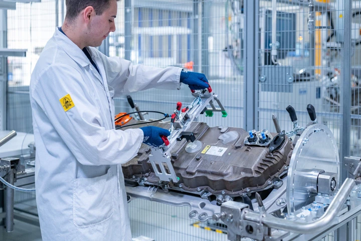 BMW, bastano cinque minuti per un pieno di idrogeno da 750 km