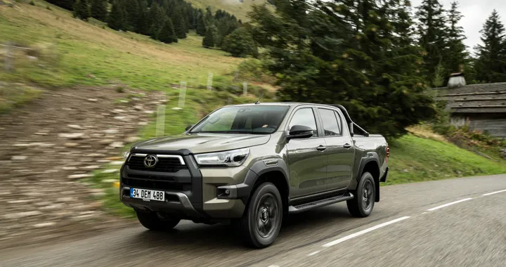 Toyota Hilux, il restyling del pickup arriva in Italia: allestimenti e prezzi