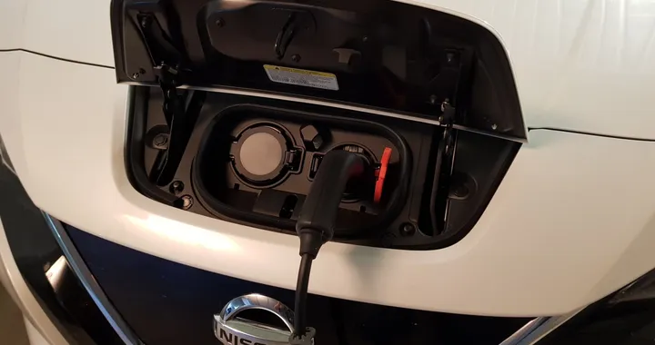 Ricaricare l'auto elettrica in pochi secondi? Con la ruggine è possibile