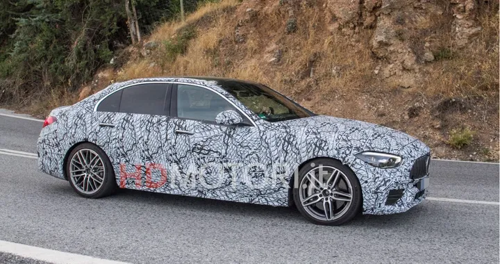 Nuova Mercedes-AMG C 43 4MATIC si è fatta spiare su strada: arrivo nel 2022