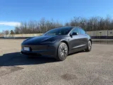 Tesla Model 3: "nuova" versione, vecchie conferme. Prima prova su strada | Video