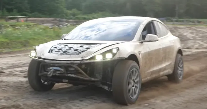 Tesla Model 3 diventa un fuoristrada: il progetto di Grind Hard Plumbing Co