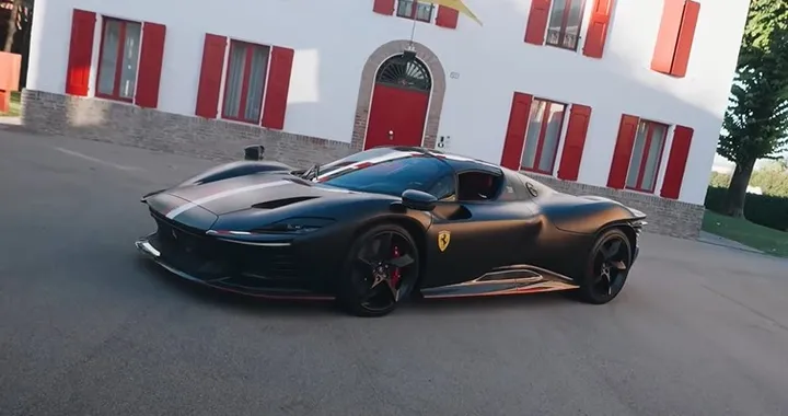 Charles Leclerc svela in video la sua Ferrari Daytona SP3 personalizzata