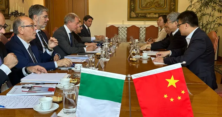 Il ministro Urso vola in Cina per parlare di mobilità elettrica e tecnologia green