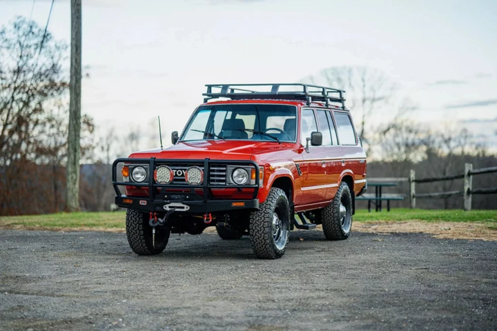 Toyota Land Cruiser FJ60: per questo restomod look originale, ma sotto il cofano c’è un V8 da 6,2 litri