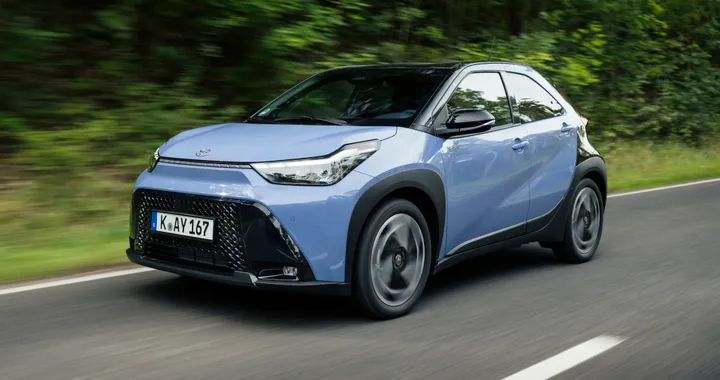 Nuova Toyota Aygo X 2025, con il restyling diventa ibrida: pronta a sfidare le city car