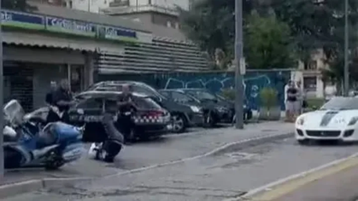 Paura alla 1000 Miglia, agente in moto cade: sfiorata la tragedia