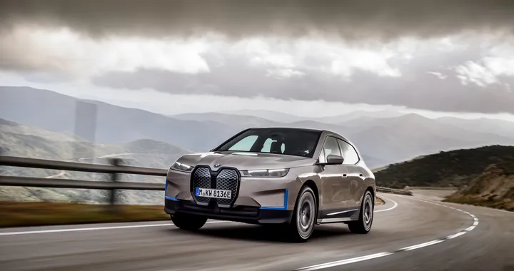 BMW accelera i piani di elettrificazione