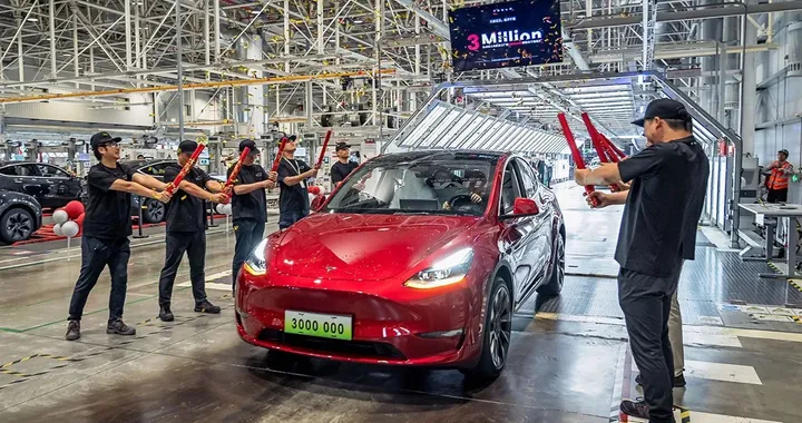 Tesla celebra 3 milioni di veicoli prodotti a Shanghai