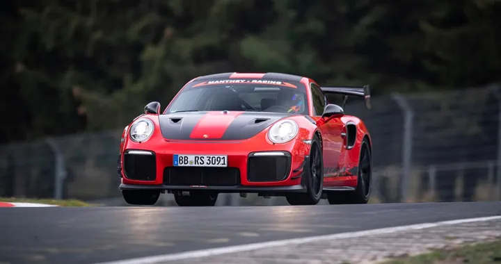 Porsche 911 GT2 RS MR da record: è l'auto stradale più veloce al Nurburgring | VIDEO