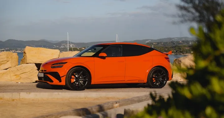 Genesis GV60 Magma, potenza fino a 650 CV e 425 km di autonomia: prezzi e prestazioni