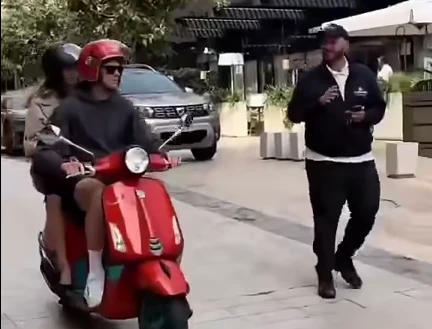 Jannik Sinner si consola dal Roland Garros con una Vespa