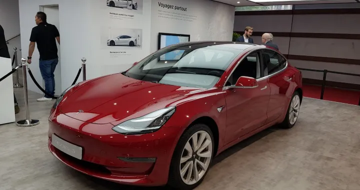 Tesla Model 3 Standard Range Plus: 415 km e Autopilot di serie a 48.500 euro