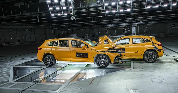Auto elettriche e sicurezza, Mercedes mostra il proprio impegno