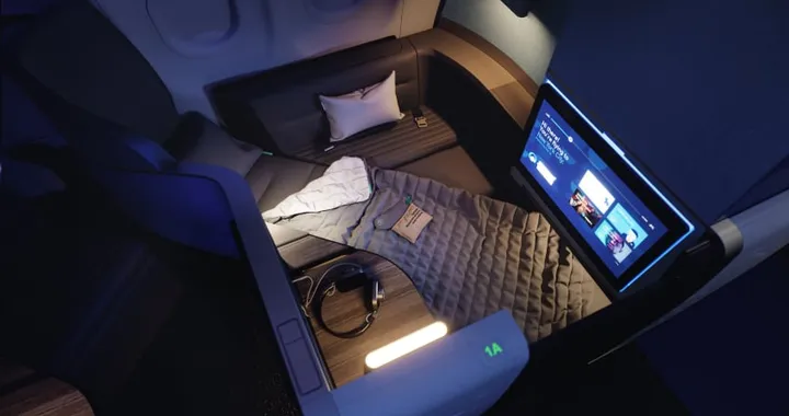 Più spazio in aereo: ecco il posto che diventa un super letto