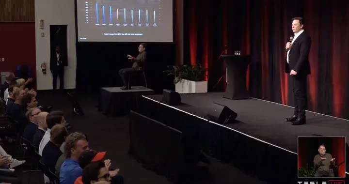 Novità dal mondo Tesla: pickup, batterie, assicurazione e... un sottomarino