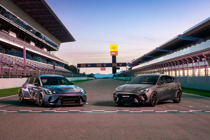Nuova CUPRA Leon VZ TCR, dalla pista alla strada: motore da 325 CV per divertirsi