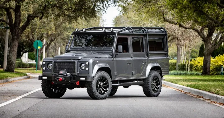 Il Defender diventa elettrico con motore Tesla | Immagini
