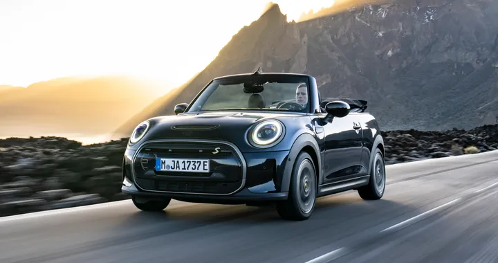 MINI, debutta la versione Cabrio dell'elettrica Cooper SE