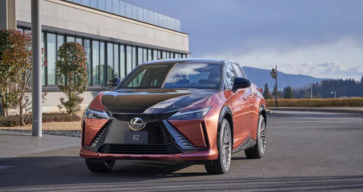 Il SUV elettrico Lexus RZ sarà disponibile anche a trazione anteriore