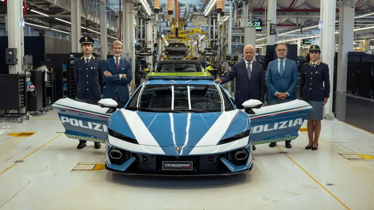 Una Lamborghini Temerario in divisa poliziesca, con colori tricolori, parcheggiata in una sede di polizia