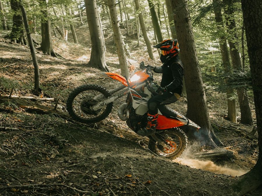 KTM 300 EXC Hardenduro 2026, per chi deve affrontare l’enduro più difficile
