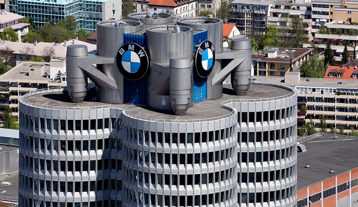 BMW taglierà il 20% dei manager nel 2027: saranno sostituiti dall'AI
