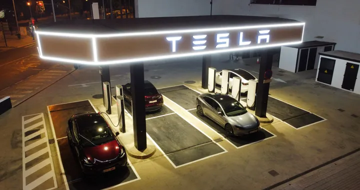 Tesla trasforma un distributore di benzina in un Supercharger. Succede in Spagna