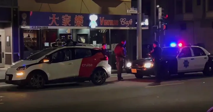 La polizia prova a fermare un robotaxi. Ecco cosa è successo a San Francisco