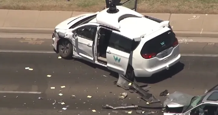 Incidente Waymo, l'auto di Google era in modalità manuale