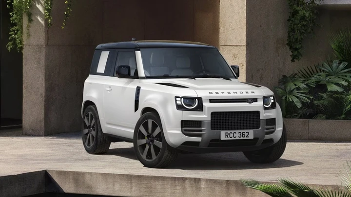 Land Rover presenta la Defender Vertex, con un nuovo motore 6 cilindri e l'IA a bordo