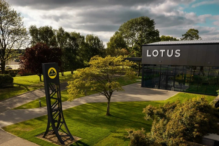 Lotus nega la chiusura dello stabilimento di Hethel per spostare la produzione negli USA