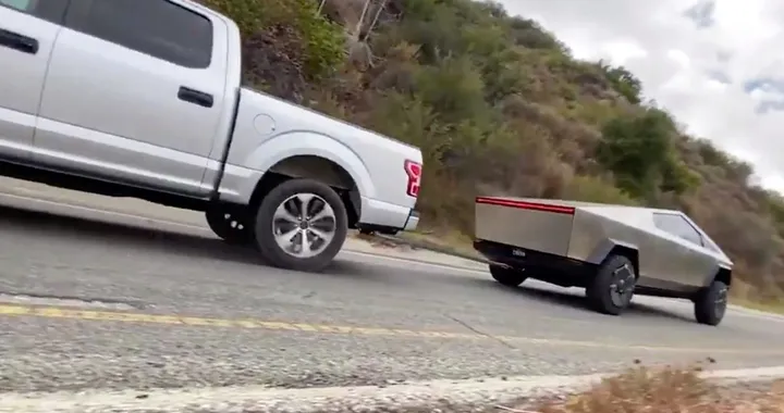Tesla Cybertruck tra preordini da record e polemiche con Ford