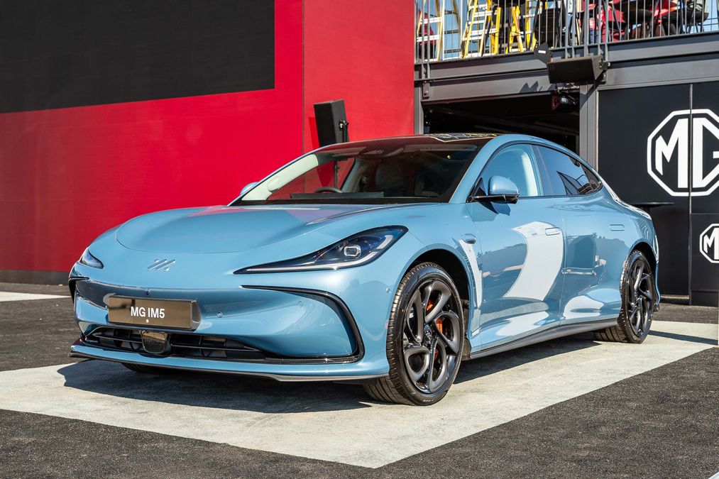 MG IM5 debutta a Goodwood e punta a sfidare la Tesla Model 3 in Europa