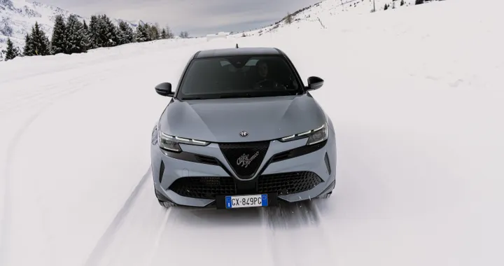 Alfa Romeo Junior Ibrida Q4: ora la gamma è completa