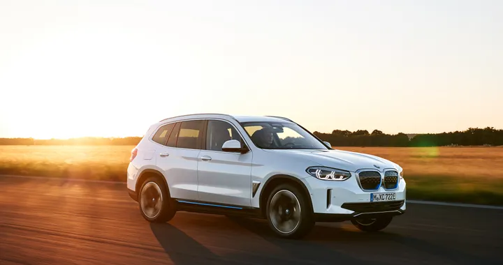BMW iX3 elettrica, spuntano le prime foto reali del modello restyling